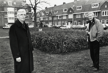 404295 Afbeelding van de heren H. Funke (links) en H. van der Leest, bestuursleden van de Woningbouwvereniging Utrecht, ...
